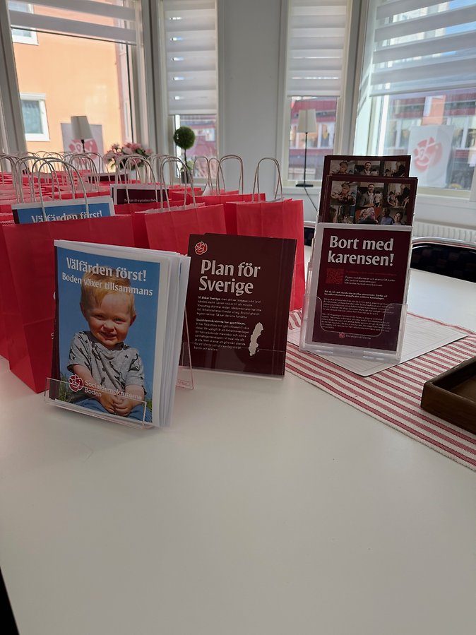 knacka dörr tillsammans med Fredrik Lundh-Sammeli och Anders Öberg i Sävast.